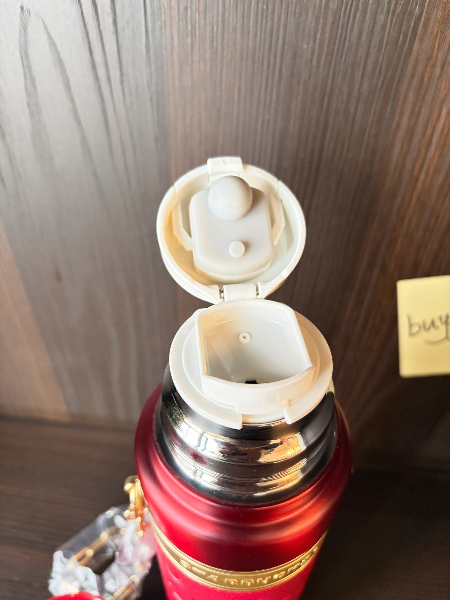 Stainless steel material detail of Starbucks red thermos cup